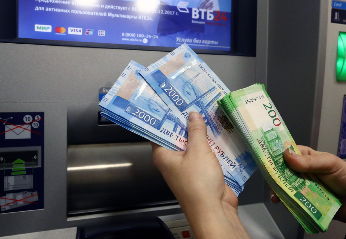 Как защитить свой доход от списаний по долгам