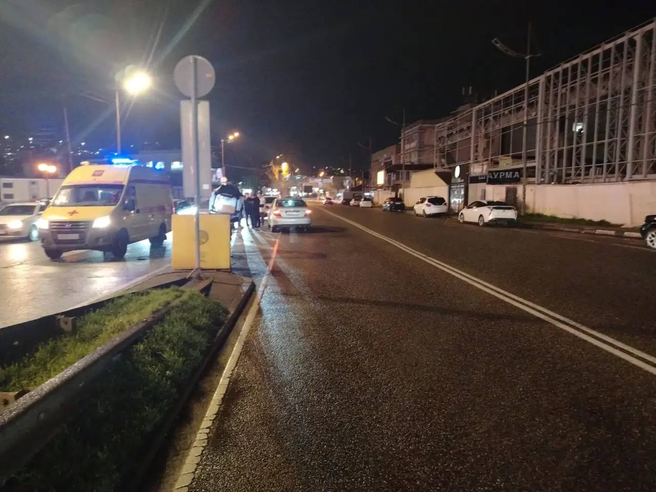 22.02.2026 в 19:55 на ул. Донская, в районе д. 3, Центрального района г. Сочи, 23-летний водитель автомобиля "Toyota" допустил наезд на двух 15-летних пешеходов, которые переходили проезжую часть дороги в неустановленном...