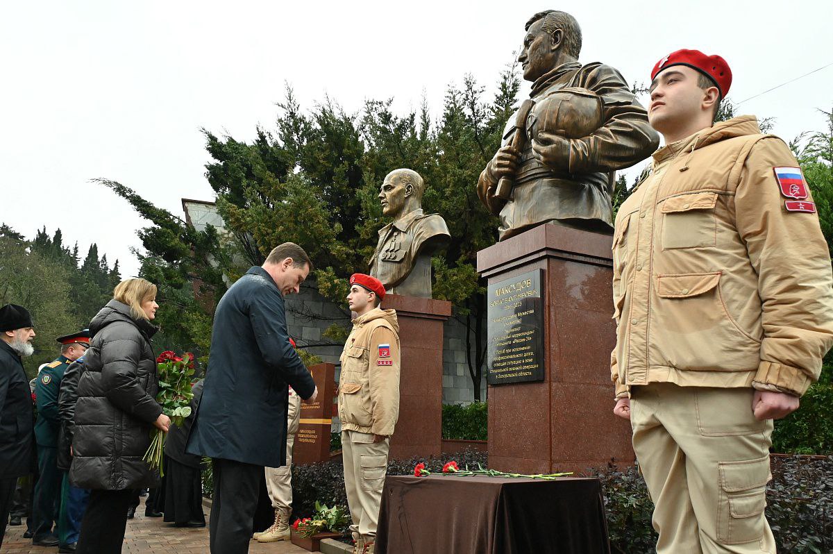 Накануне глава Сочи Андрей Прошунин принял участие в возложении Гирлянды Памяти и Славы к мемориалу в Завокзальном микрорайоне Накануне глава Сочи Андрей Прошунин принял участие в возложении Гирлянды Памяти и Славы к мемориалу в Завокзальном микрорайоне
