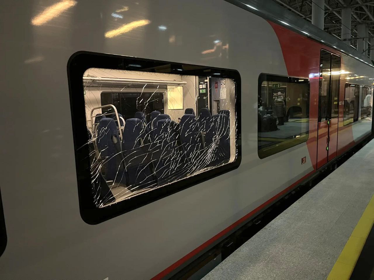 В Сочи сотрудники транспортной полиции выявили несовершеннолетнего, разбившего стекла в двух электропоездах В Сочи сотрудники транспортной полиции выявили несовершеннолетнего, разбившего стекла в двух электропоездах