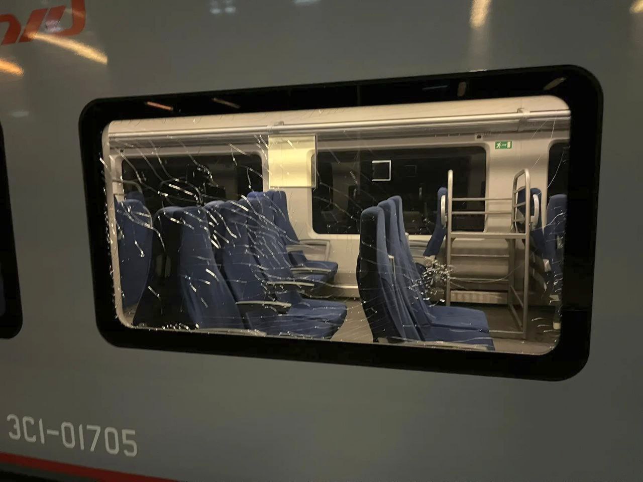 В Сочи сотрудники транспортной полиции выявили несовершеннолетнего, разбившего стекла в двух электропоездах