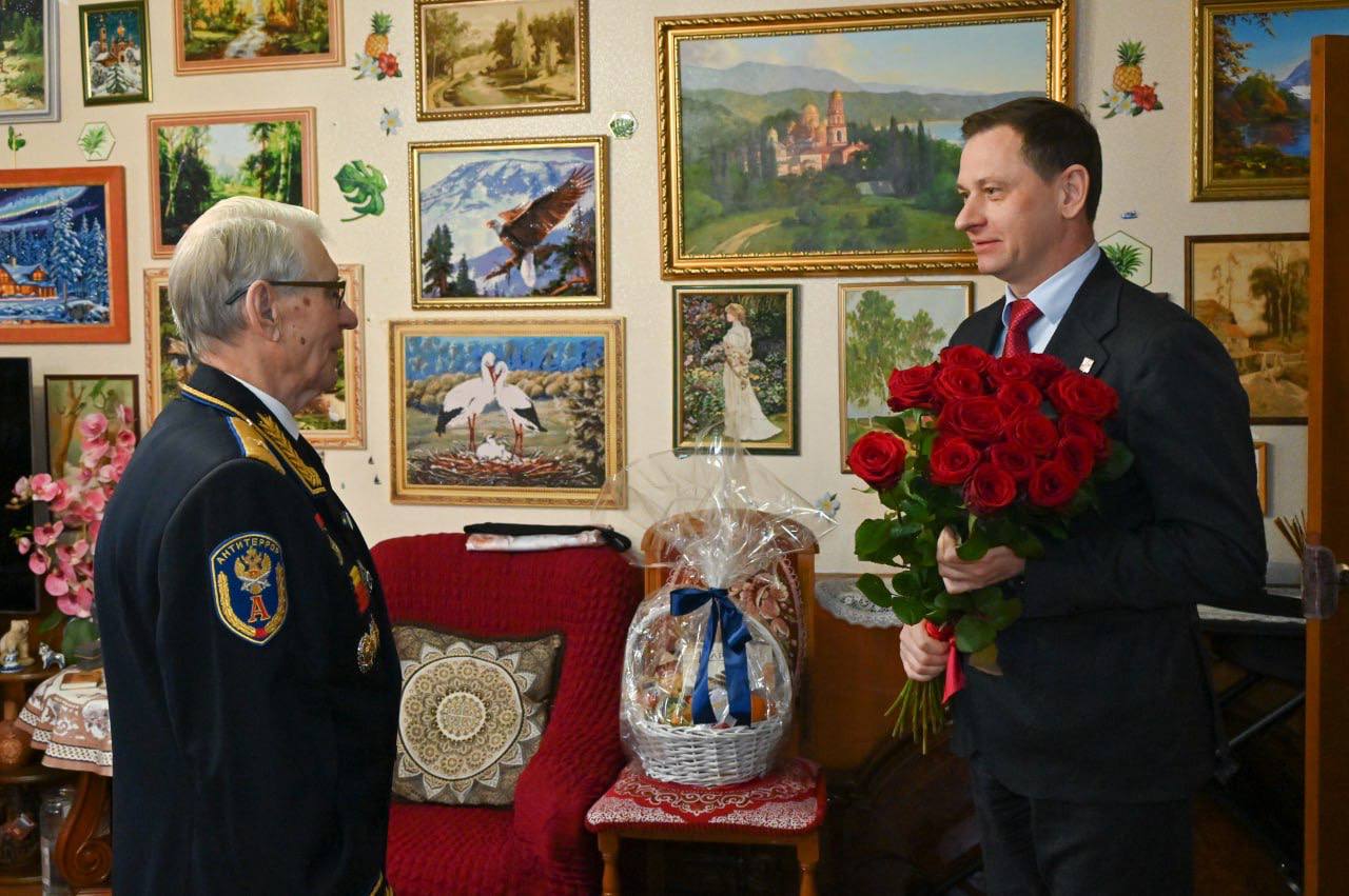 Глава Сочи Андрей Прошунин поздравил выдающихся сочинцев Павла Павловича Сюткина и Виталия Дмитриевича Бубенина с Днем защитника Отечества Глава Сочи Андрей Прошунин поздравил выдающихся сочинцев Павла Павловича Сюткина и Виталия Дмитриевича Бубенина с Днем защитника Отечества