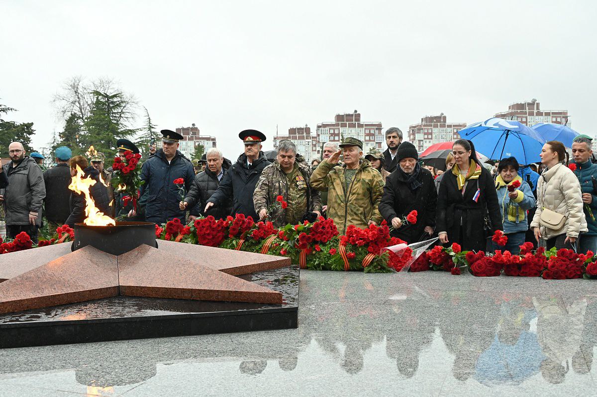 Накануне глава Сочи Андрей Прошунин принял участие в возложении Гирлянды Памяти и Славы к мемориалу в Завокзальном микрорайоне Накануне глава Сочи Андрей Прошунин принял участие в возложении Гирлянды Памяти и Славы к мемориалу в Завокзальном микрорайоне
