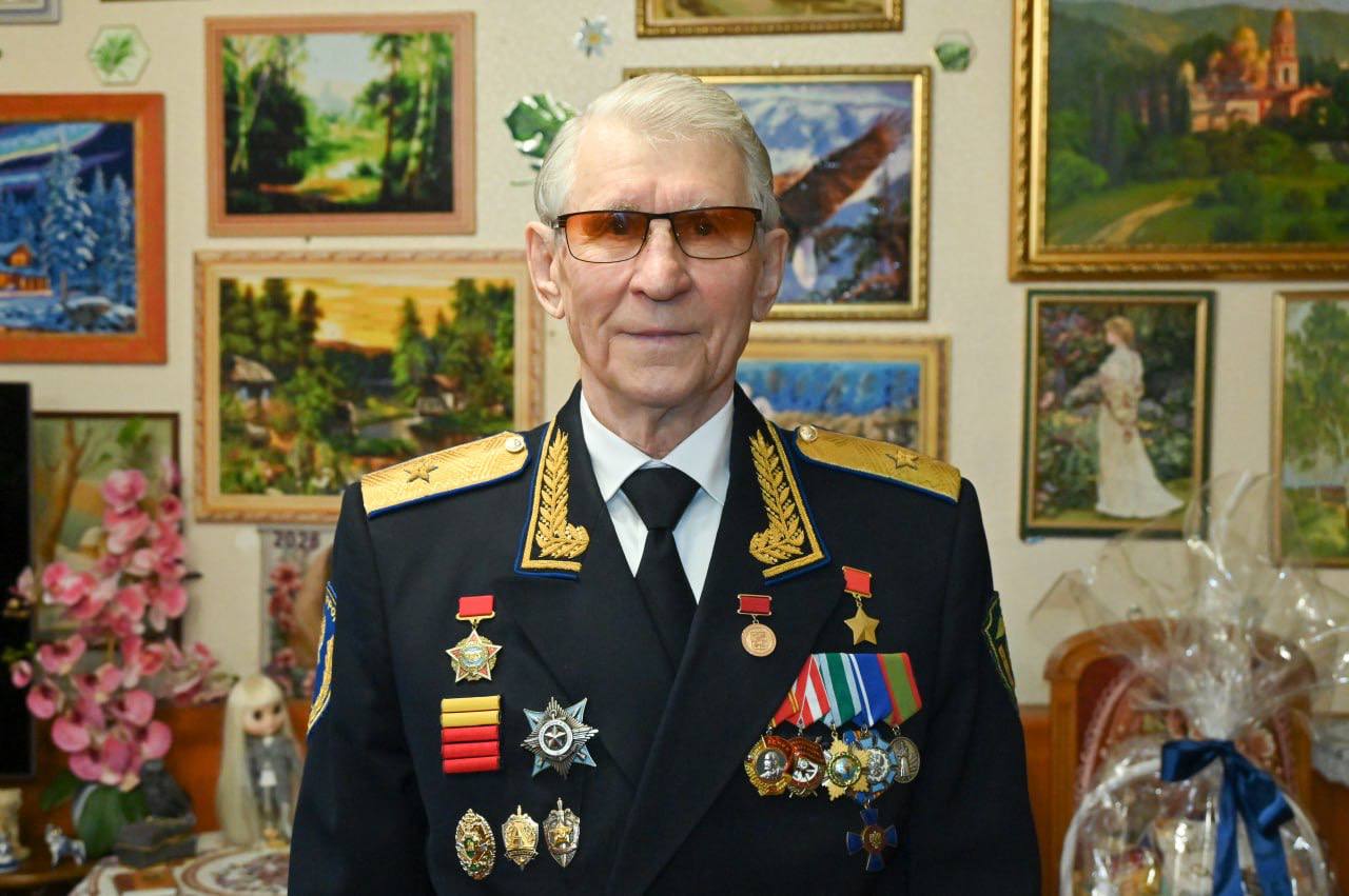 Глава Сочи Андрей Прошунин поздравил выдающихся сочинцев Павла Павловича Сюткина и Виталия Дмитриевича Бубенина с Днем защитника Отечества Глава Сочи Андрей Прошунин поздравил выдающихся сочинцев Павла Павловича Сюткина и Виталия Дмитриевича Бубенина с Днем защитника Отечества