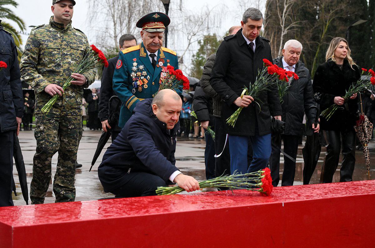 Накануне глава Сочи Андрей Прошунин принял участие в возложении Гирлянды Памяти и Славы к мемориалу в Завокзальном микрорайоне Накануне глава Сочи Андрей Прошунин принял участие в возложении Гирлянды Памяти и Славы к мемориалу в Завокзальном микрорайоне