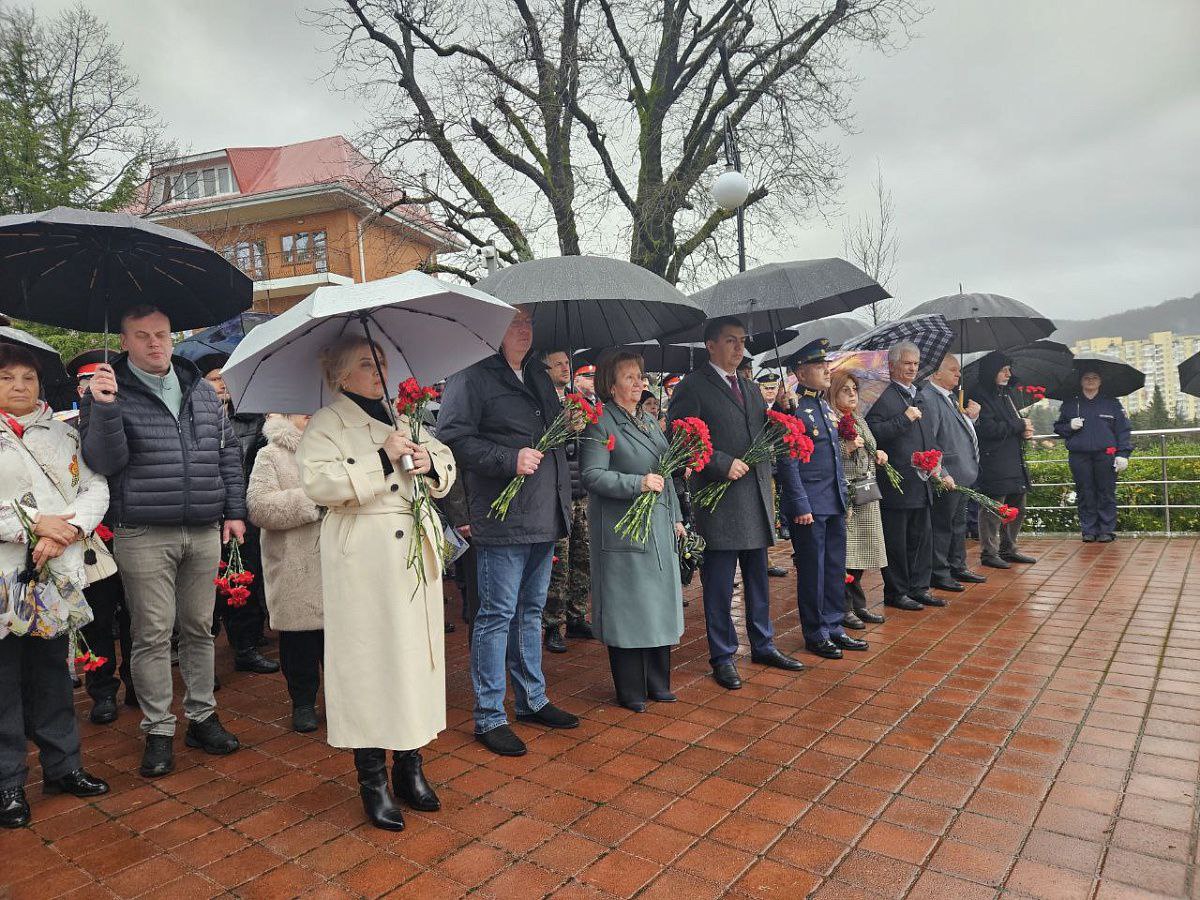 Накануне глава Сочи Андрей Прошунин принял участие в возложении Гирлянды Памяти и Славы к мемориалу в Завокзальном микрорайоне Накануне глава Сочи Андрей Прошунин принял участие в возложении Гирлянды Памяти и Славы к мемориалу в Завокзальном микрорайоне