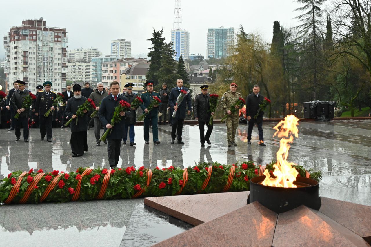Накануне глава Сочи Андрей Прошунин принял участие в возложении Гирлянды Памяти и Славы к мемориалу в Завокзальном микрорайоне