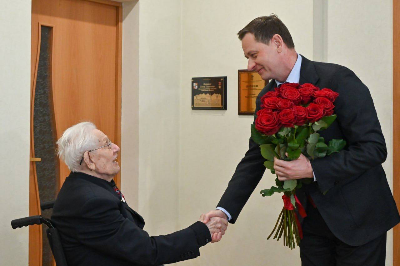 Глава Сочи Андрей Прошунин поздравил выдающихся сочинцев Павла Павловича Сюткина и Виталия Дмитриевича Бубенина с Днем защитника Отечества Глава Сочи Андрей Прошунин поздравил выдающихся сочинцев Павла Павловича Сюткина и Виталия Дмитриевича Бубенина с Днем защитника Отечества