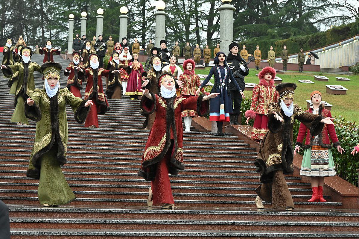 Накануне глава Сочи Андрей Прошунин принял участие в возложении Гирлянды Памяти и Славы к мемориалу в Завокзальном микрорайоне Накануне глава Сочи Андрей Прошунин принял участие в возложении Гирлянды Памяти и Славы к мемориалу в Завокзальном микрорайоне