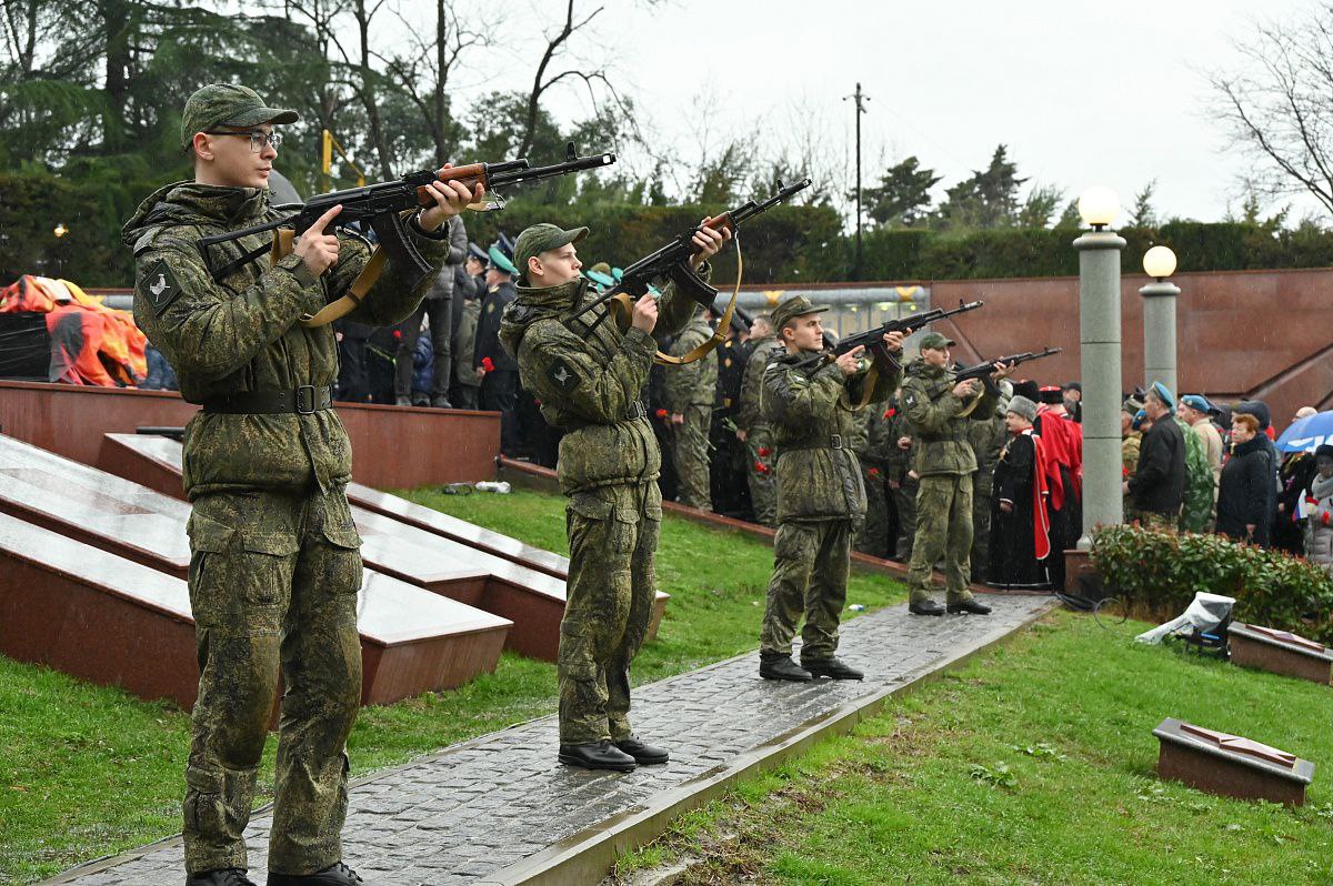 Накануне глава Сочи Андрей Прошунин принял участие в возложении Гирлянды Памяти и Славы к мемориалу в Завокзальном микрорайоне Накануне глава Сочи Андрей Прошунин принял участие в возложении Гирлянды Памяти и Славы к мемориалу в Завокзальном микрорайоне