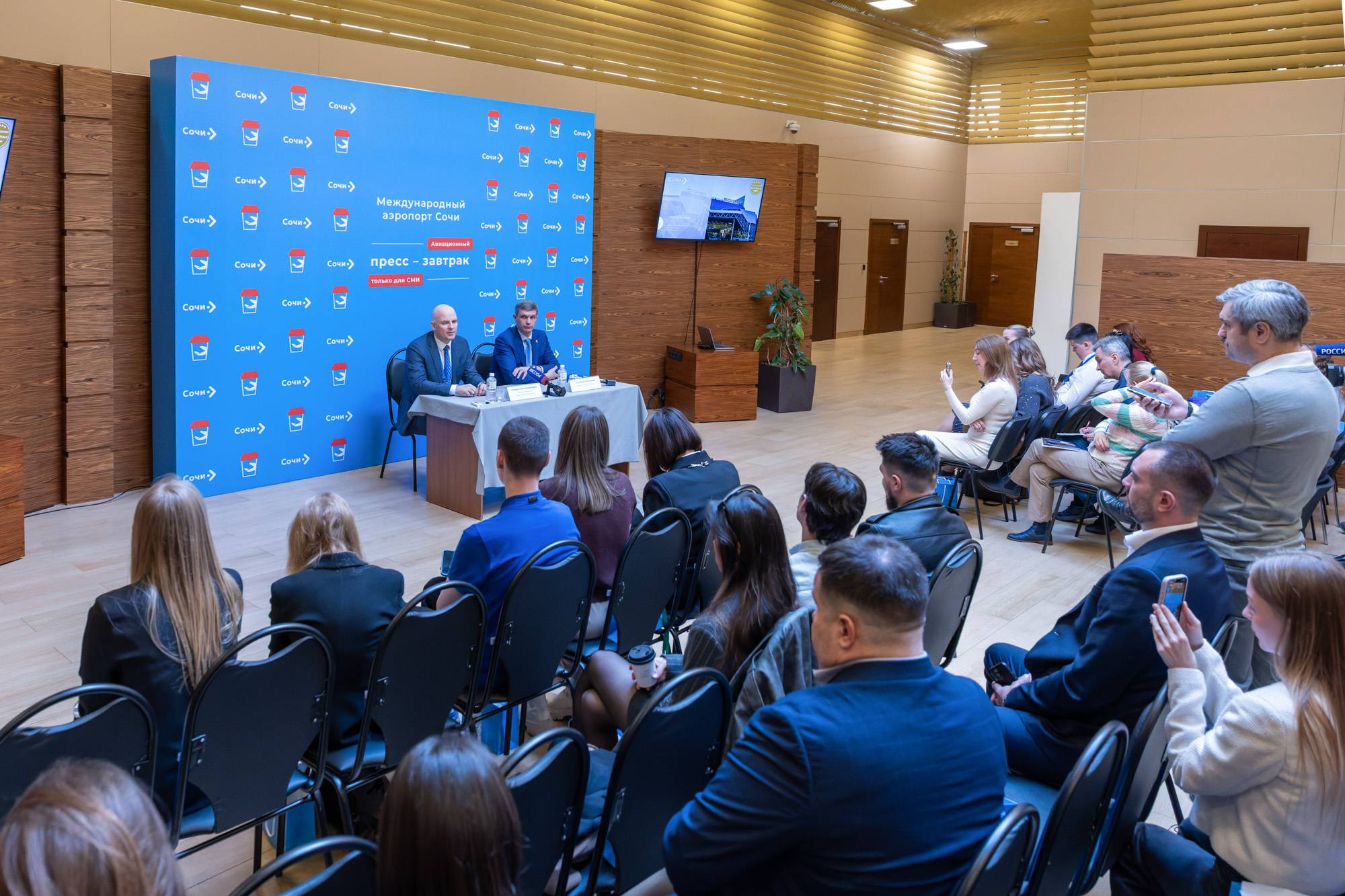 Встреча с директором управляющим Алексеем Комаровым и заместителем главы города-курорта Сочи Вячеславом Бауэром прошла в VIP-терминале аэропорта Сочи в формате пресс-завтрака для ведущих городских и региональных СМИ Встреча с директором управляющим Алексеем Комаровым и заместителем главы города-курорта Сочи Вячеславом Бауэром прошла в VIP-терминале аэропорта Сочи в формате пресс-завтрака для ведущих городских и региональных СМИ