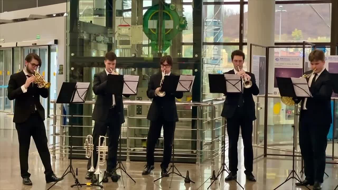 Для пассажиров сочинского аэропорта выступил оркестр