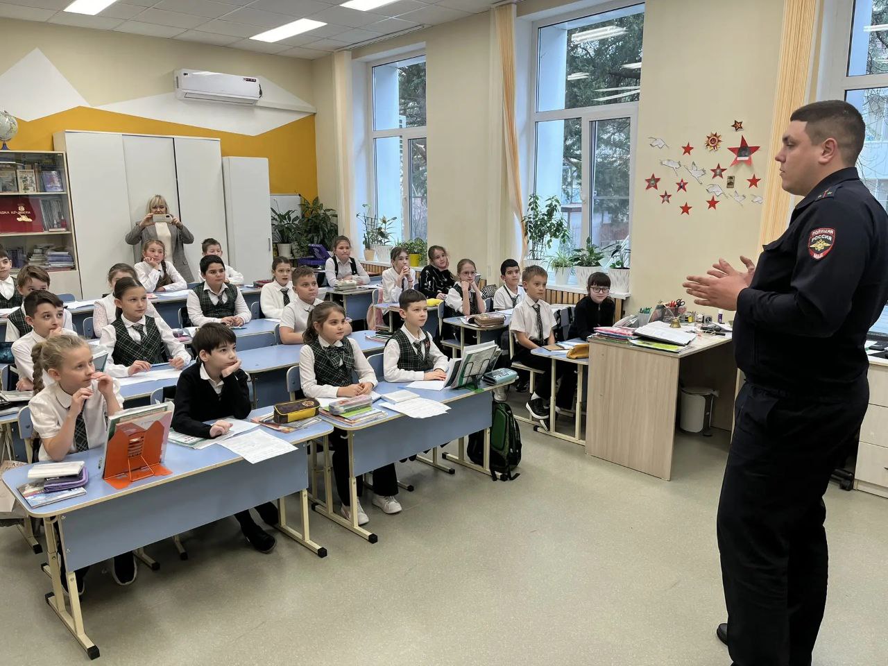 В рамках проведения краевого профилактического мероприятия «Декада дорожной безопасности детей!», сотрудники Госавтоинспекции провели профилактические беседы с учащимися сочинских школ В рамках проведения краевого профилактического мероприятия «Декада дорожной безопасности детей!», сотрудники Госавтоинспекции провели профилактические беседы с учащимися сочинских школ