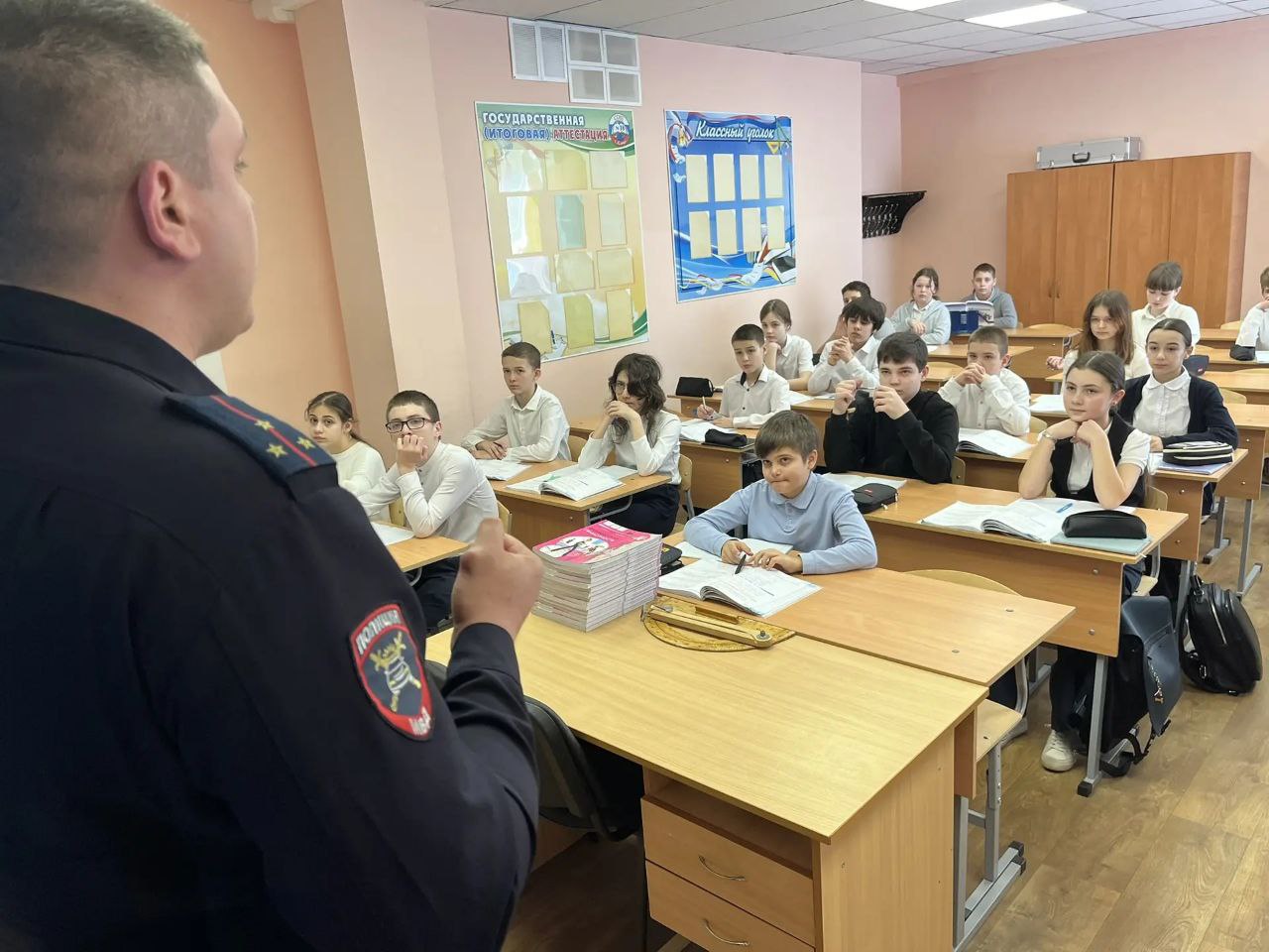 В рамках проведения краевого профилактического мероприятия «Декада дорожной безопасности детей!», сотрудники Госавтоинспекции провели профилактические беседы с учащимися сочинских школ В рамках проведения краевого профилактического мероприятия «Декада дорожной безопасности детей!», сотрудники Госавтоинспекции провели профилактические беседы с учащимися сочинских школ