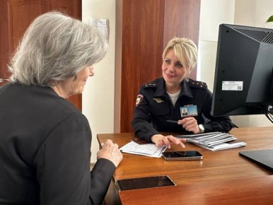 Сочинские полицейские рассказали посетителям ОВМ о возможностях портала Госуслуг