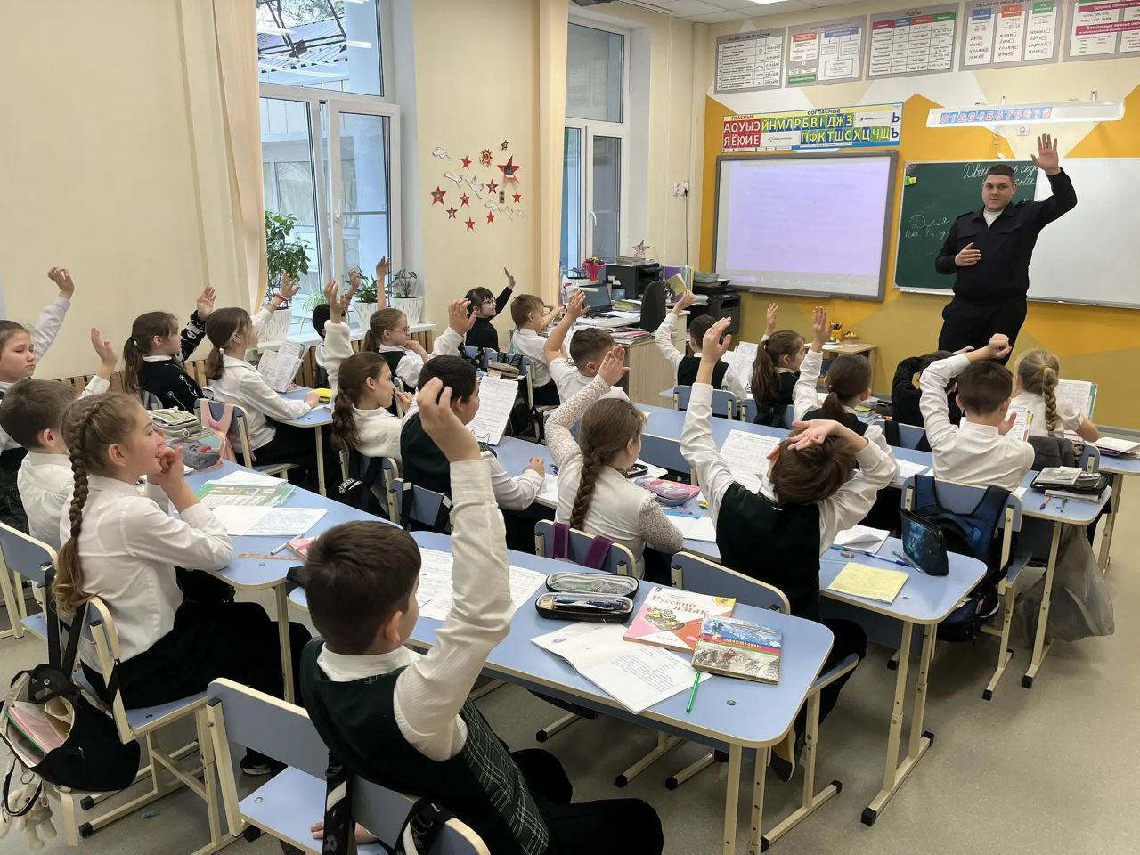 В рамках проведения краевого профилактического мероприятия «Декада дорожной безопасности детей!», сотрудники Госавтоинспекции провели профилактические беседы с учащимися сочинских школ В рамках проведения краевого профилактического мероприятия «Декада дорожной безопасности детей!», сотрудники Госавтоинспекции провели профилактические беседы с учащимися сочинских школ