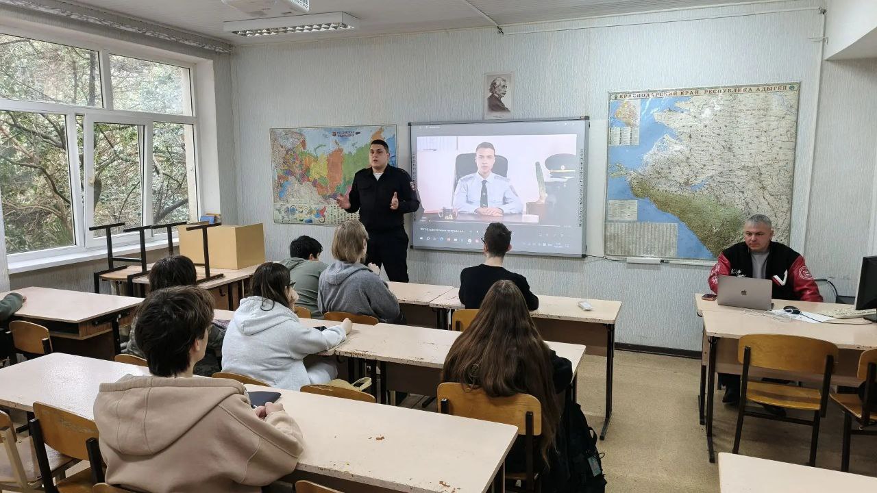Безопасность на дорогах: сотрудники Госавтоинспекции г. Сочи провели профилактические встречи со студентами Безопасность на дорогах: сотрудники Госавтоинспекции г. Сочи провели профилактические встречи со студентами
