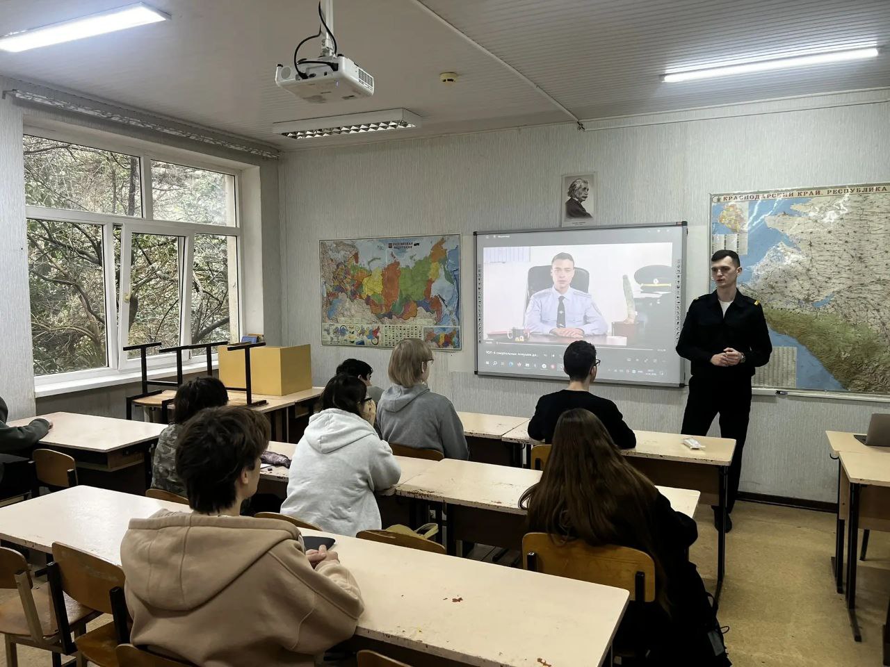 Безопасность на дорогах: сотрудники Госавтоинспекции г. Сочи провели профилактические встречи со студентами