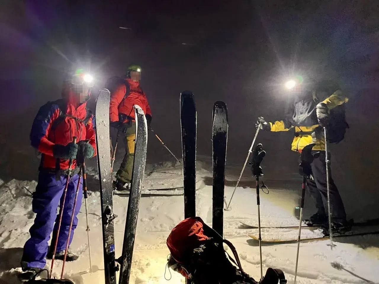 Трое лыжников заблудились ночью в горах Сочи на высоте 2200 метров Трое лыжников заблудились ночью в горах Сочи на высоте 2200 метров