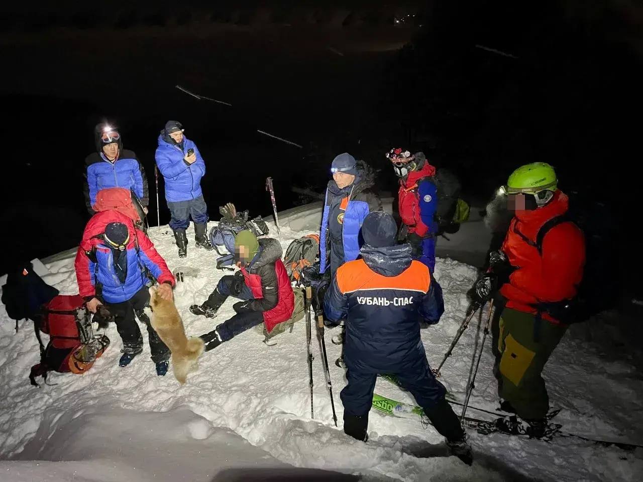 Трое лыжников заблудились ночью в горах Сочи на высоте 2200 метров Трое лыжников заблудились ночью в горах Сочи на высоте 2200 метров