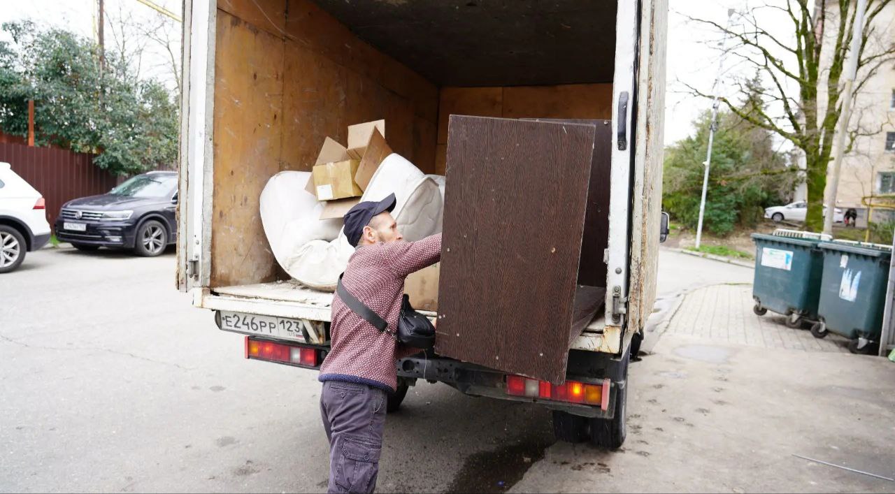 В Сочи продолжается работа по выявлению незаконных сбросов крупногабаритного мусора