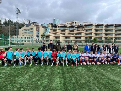 Юные спортсмены из новых регионов России провели в Сочи товарищеский матч со сверстниками