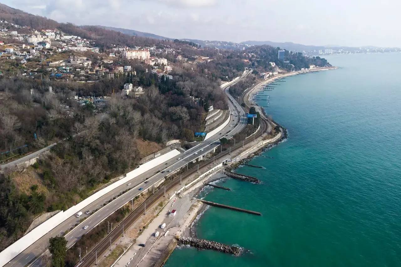 В Сочи приводят в порядок федеральные дороги к курортному сезону