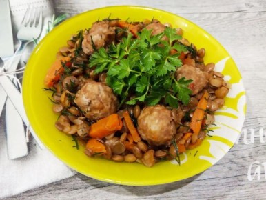 Тушеная чечевица с овощами и мясными шариками: полезный рецепт на каждый день