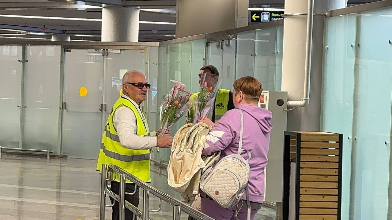 Сегодня сотрудники и водители компании «Аэротакси» поздравили женщин с 8 Марта и подарили пассажиркам 1500 тюльпанов Сегодня сотрудники и водители компании «Аэротакси» поздравили женщин с 8 Марта и подарили пассажиркам 1500 тюльпанов