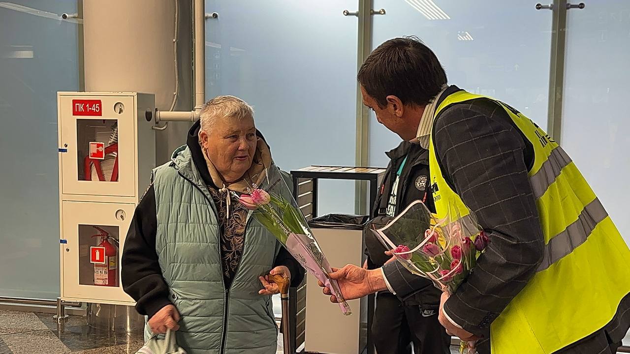 Сегодня сотрудники и водители компании «Аэротакси» поздравили женщин с 8 Марта и подарили пассажиркам 1500 тюльпанов Сегодня сотрудники и водители компании «Аэротакси» поздравили женщин с 8 Марта и подарили пассажиркам 1500 тюльпанов