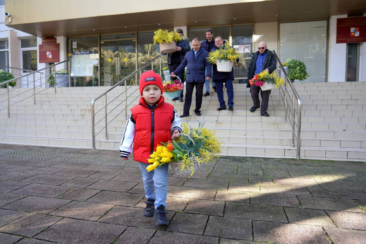 В Сочи 8 марта прошла традиционная акция «Вам, любимые!»