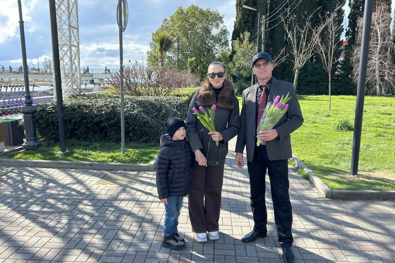 В Сочи 8 марта прошла традиционная акция «Вам, любимые!» В Сочи 8 марта прошла традиционная акция «Вам, любимые!»