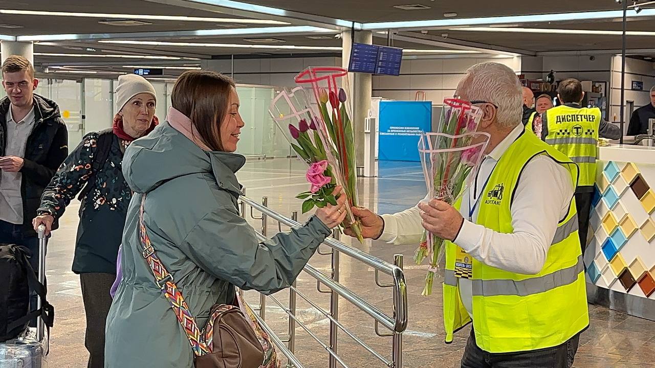 Сегодня сотрудники и водители компании «Аэротакси» поздравили женщин с 8 Марта и подарили пассажиркам 1500 тюльпанов