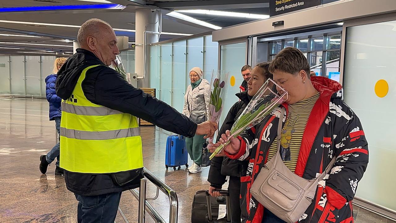 Сегодня сотрудники и водители компании «Аэротакси» поздравили женщин с 8 Марта и подарили пассажиркам 1500 тюльпанов Сегодня сотрудники и водители компании «Аэротакси» поздравили женщин с 8 Марта и подарили пассажиркам 1500 тюльпанов