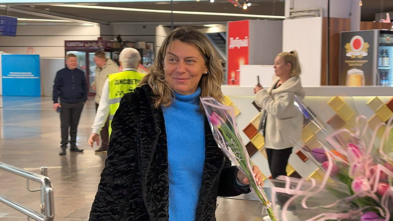 Сегодня сотрудники и водители компании «Аэротакси» поздравили женщин с 8 Марта и подарили пассажиркам 1500 тюльпанов Сегодня сотрудники и водители компании «Аэротакси» поздравили женщин с 8 Марта и подарили пассажиркам 1500 тюльпанов