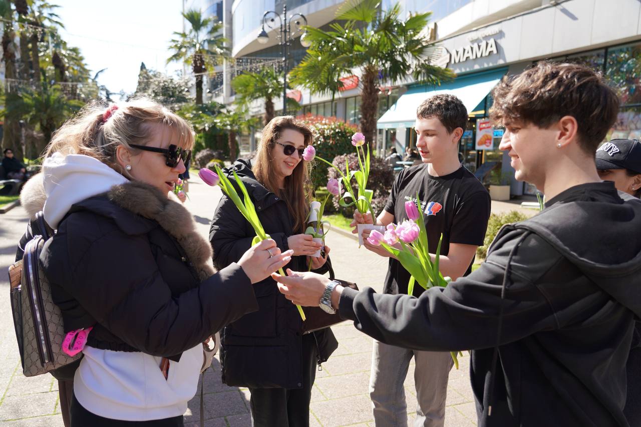 В Сочи 8 марта прошла традиционная акция «Вам, любимые!» В Сочи 8 марта прошла традиционная акция «Вам, любимые!»