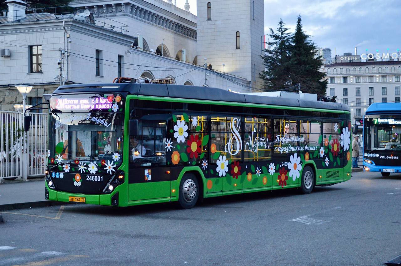 «Цветущий» автобус радует сегодня жительниц Сочи «Цветущий» автобус радует сегодня жительниц Сочи