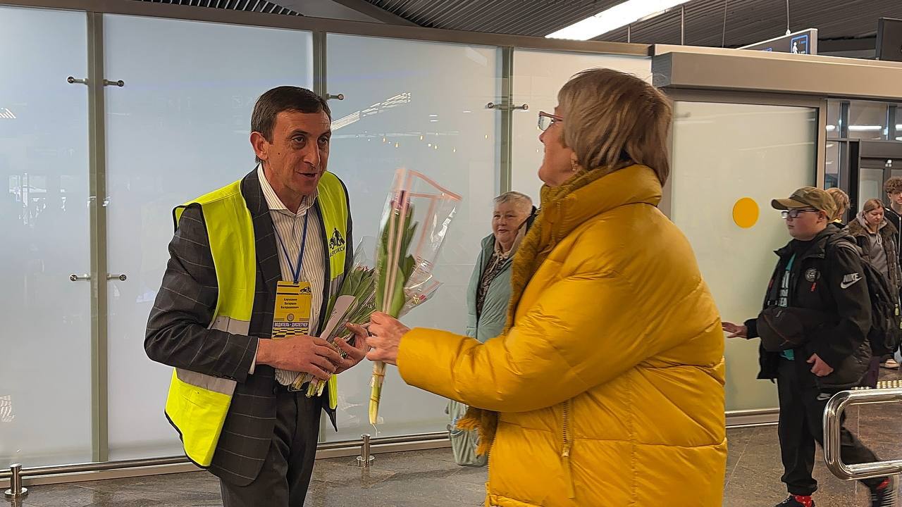 Сегодня сотрудники и водители компании «Аэротакси» поздравили женщин с 8 Марта и подарили пассажиркам 1500 тюльпанов Сегодня сотрудники и водители компании «Аэротакси» поздравили женщин с 8 Марта и подарили пассажиркам 1500 тюльпанов