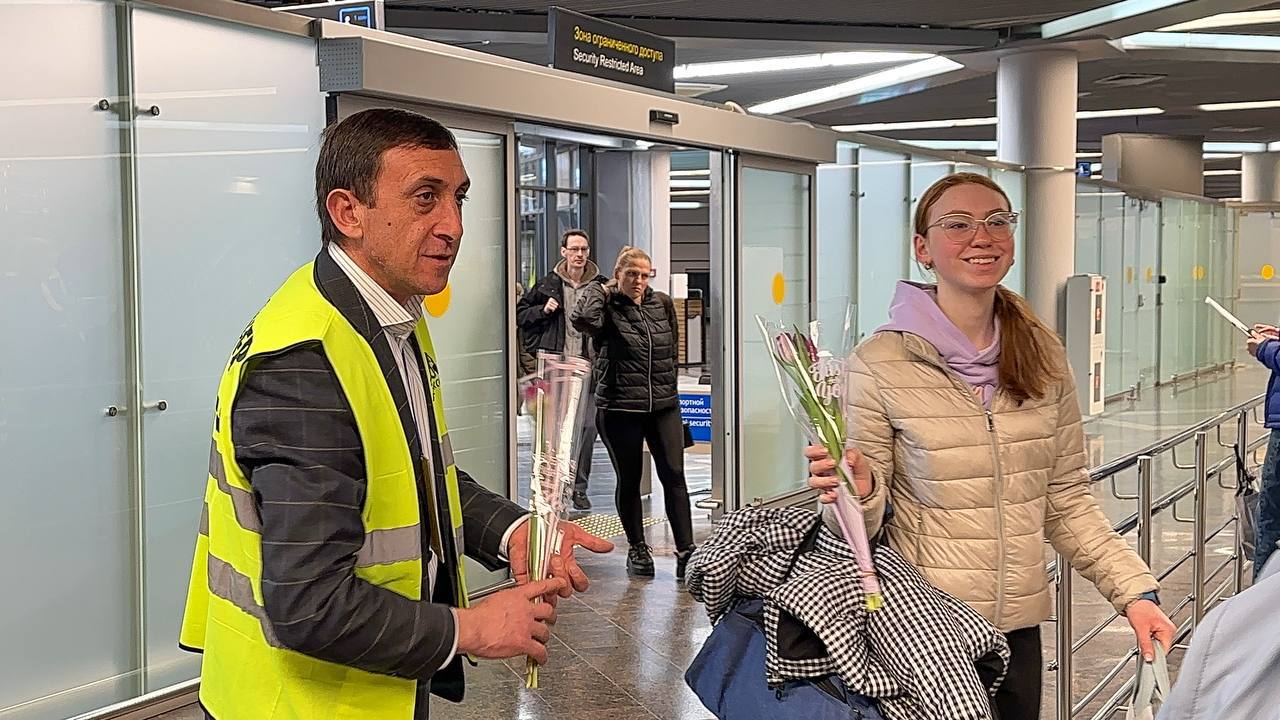 Сегодня сотрудники и водители компании «Аэротакси» поздравили женщин с 8 Марта и подарили пассажиркам 1500 тюльпанов Сегодня сотрудники и водители компании «Аэротакси» поздравили женщин с 8 Марта и подарили пассажиркам 1500 тюльпанов