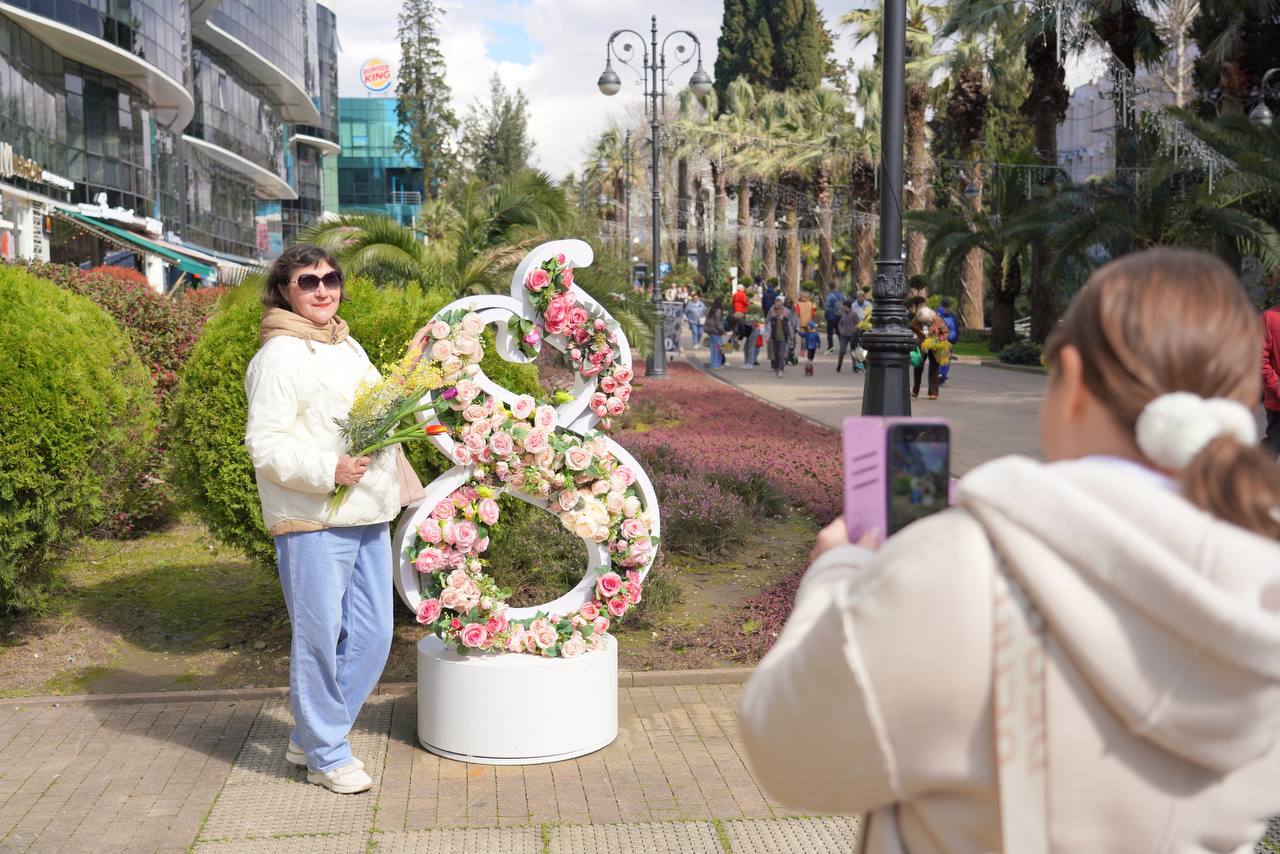В Сочи 8 марта прошла традиционная акция «Вам, любимые!» В Сочи 8 марта прошла традиционная акция «Вам, любимые!»