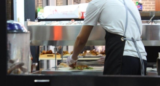 Дорогая и дешевая шаурма: как кризис меняет привычки покупателей