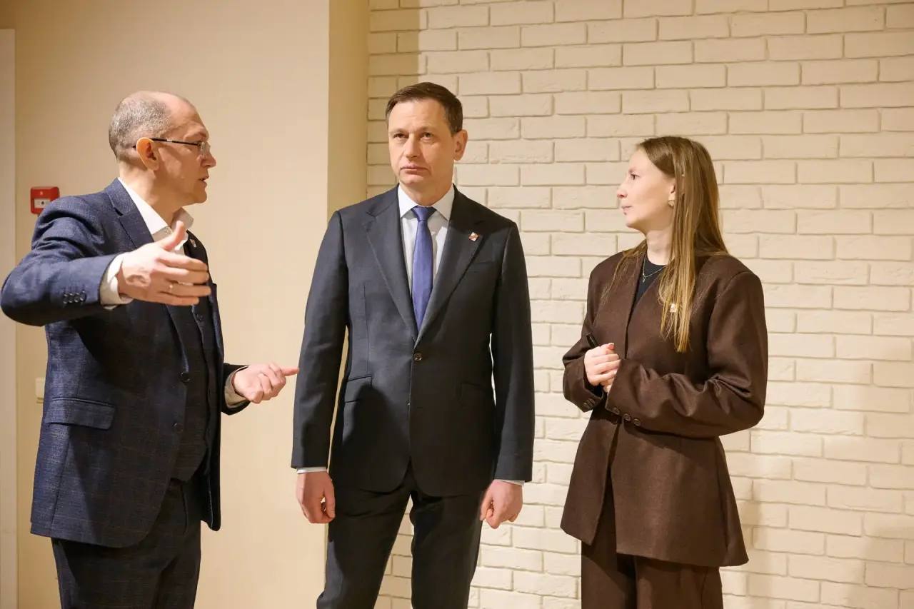 Андрей Прошунин: Посетил Дом молодёжи на улице Навагинской — пространство, хорошо известное в городе как место, где молодые люди могут воплощать в жизнь свои идеи и развивать таланты