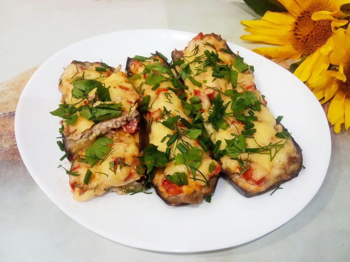 Вкусный вечер: запеченные баклажаны с фаршем и сыром по домашнему рецепту