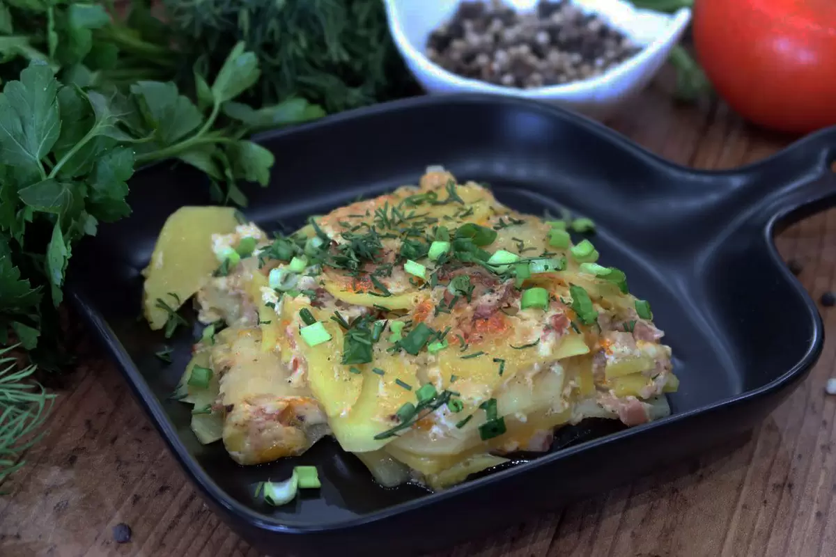 Картофельный гратен с беконом