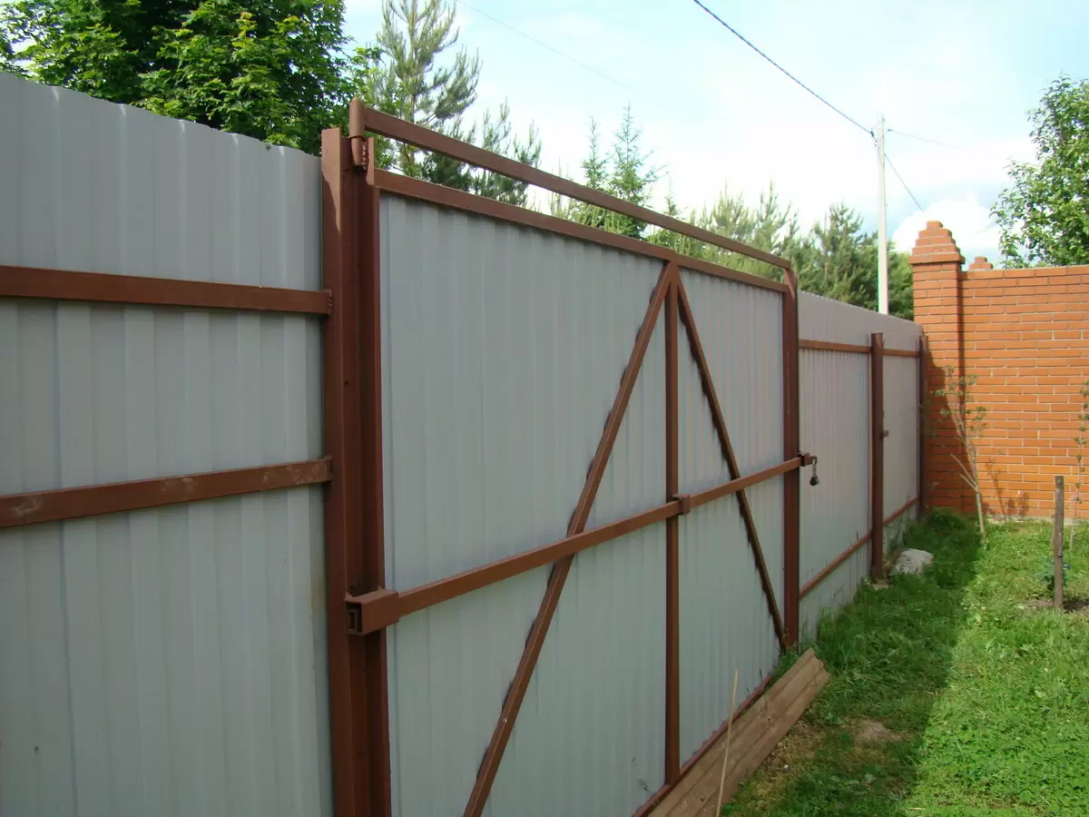 Ошибки при монтаже заборов и ворот: как избежать проблем и обеспечить долговечность