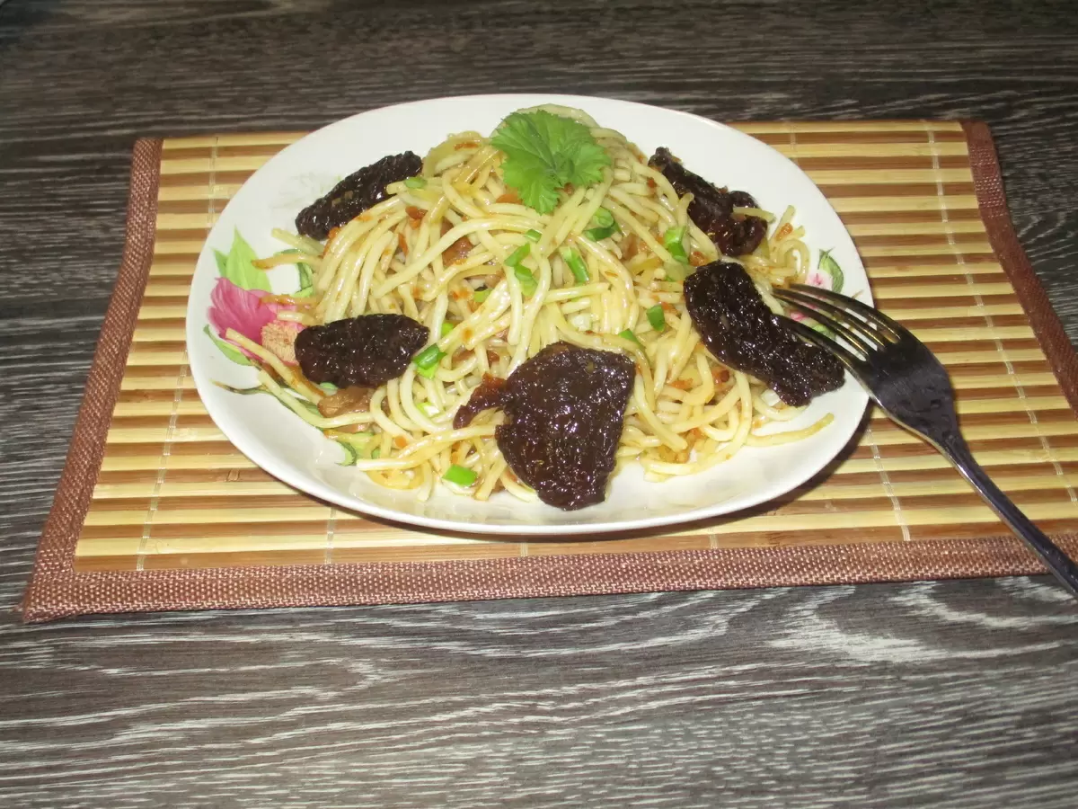 Легкий вегетарианский ужин: спагетти с вялеными помидорами