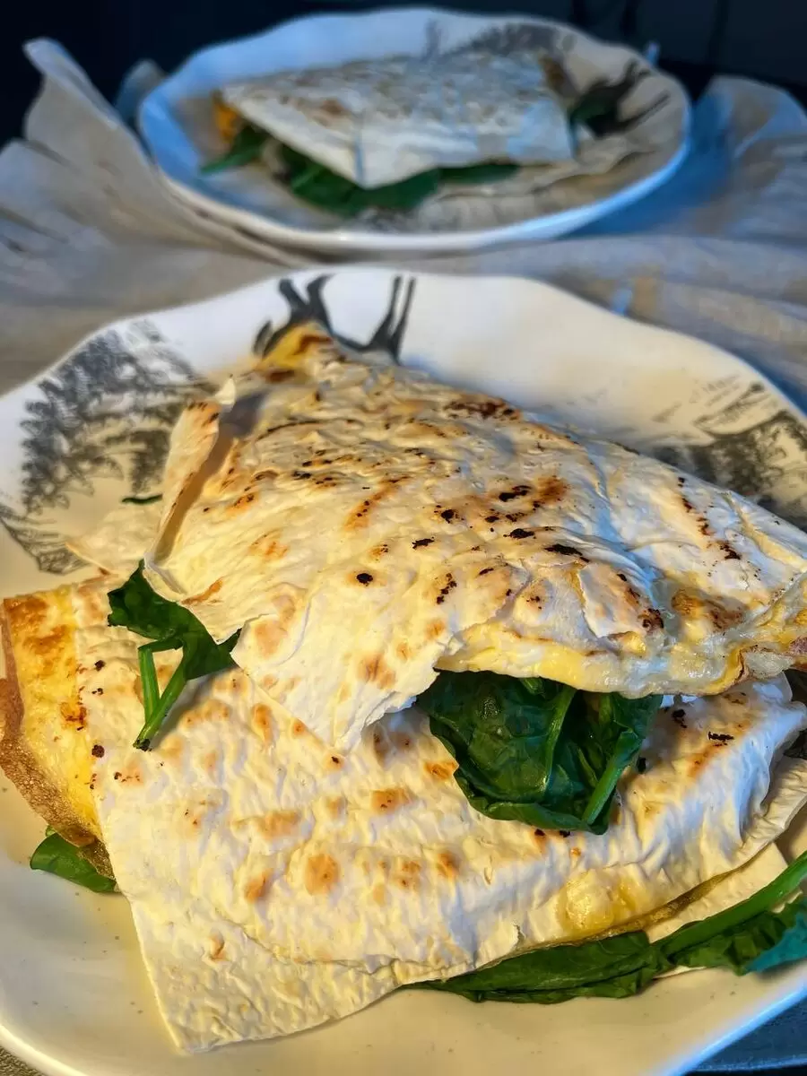 Лаваш с яйцом и начинкой: идеальный быстрый завтрак