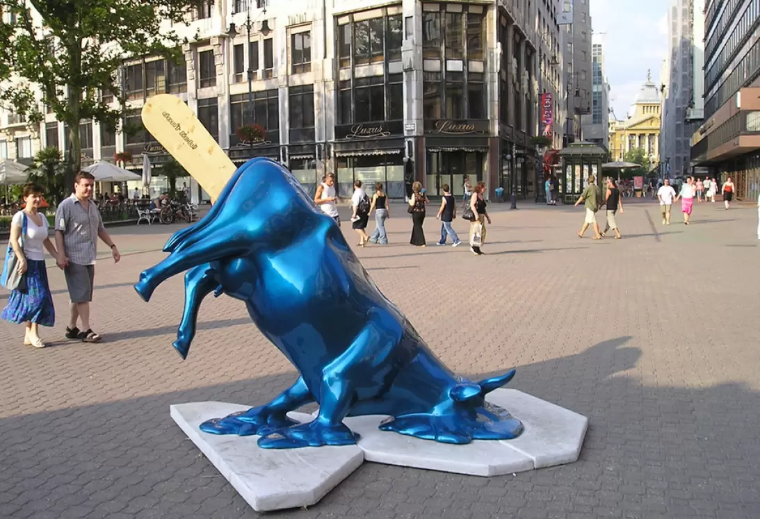 Необычные памятники: от тающего мороженого до руки в пустыне