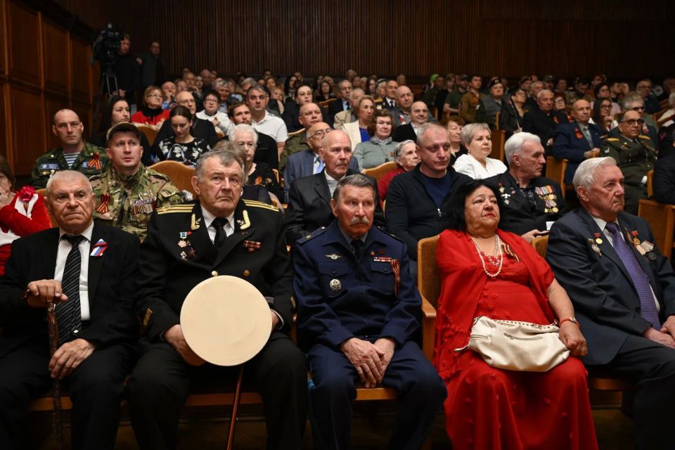 Глава Сочи Андрей Прошунин поздравил членов городского Совета ветеранов с наступающим Днем Победы Глава Сочи Андрей Прошунин поздравил членов городского Совета ветеранов с наступающим Днем Победы