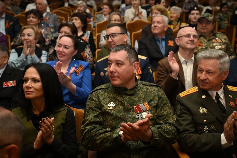 Глава Сочи Андрей Прошунин поздравил членов городского Совета ветеранов с наступающим Днем Победы Глава Сочи Андрей Прошунин поздравил членов городского Совета ветеранов с наступающим Днем Победы